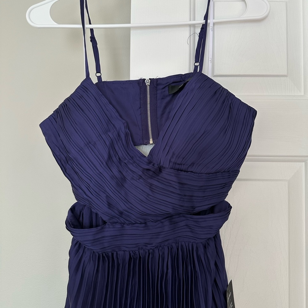 Elegant Navy Blue Pleated Gown - Picture 3 of 3